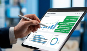 Profesional financiero auditando indicadores de cumplimiento fiscal DGII y cierre contable 2025 en una tablet con Microsoft Business Central.